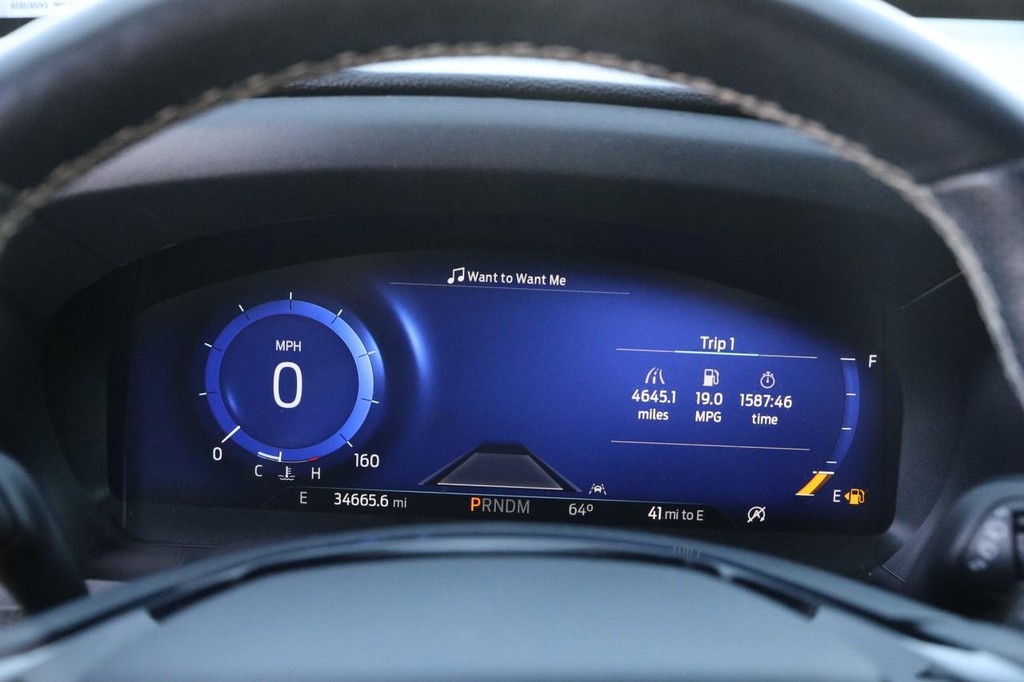 Ford Explorer Vehicle Full-screen Gallery Image 16