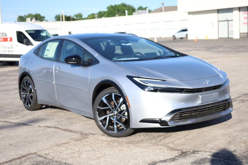 Toyota Prius Plug-In Hybrid Vehicle Full-screen Gallery Image 2