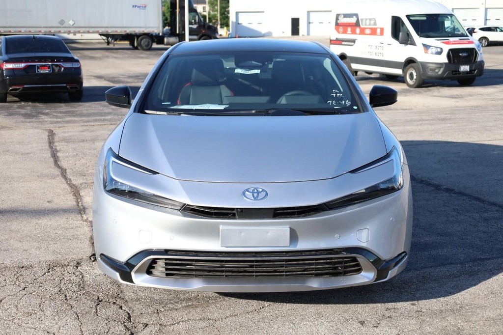 Toyota Prius Plug-In Hybrid Vehicle Full-screen Gallery Image 4