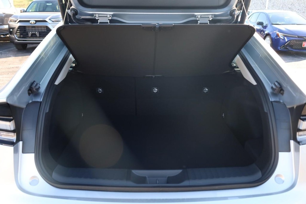 Toyota Prius Plug-In Hybrid Vehicle Full-screen Gallery Image 7