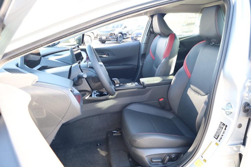 Toyota Prius Plug-In Hybrid Vehicle Full-screen Gallery Image 8