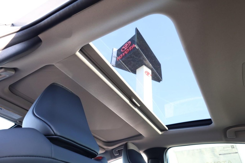 Toyota Prius Plug-In Hybrid Vehicle Full-screen Gallery Image 10