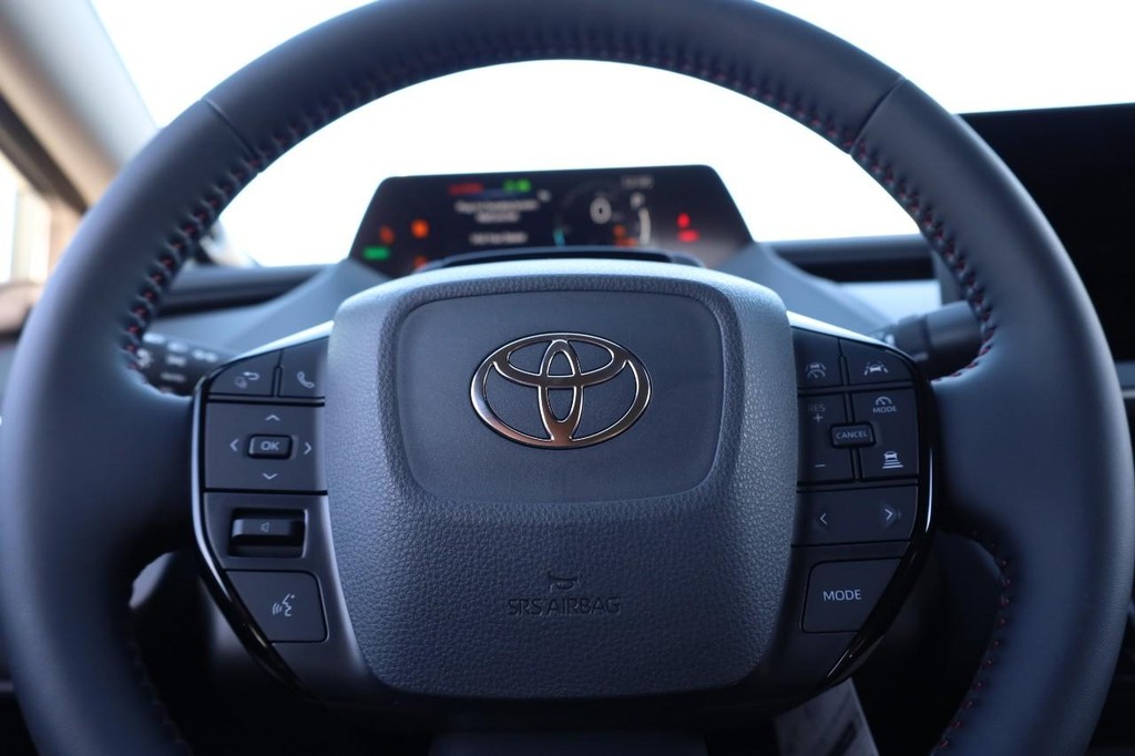 Toyota Prius Plug-In Hybrid Vehicle Full-screen Gallery Image 11