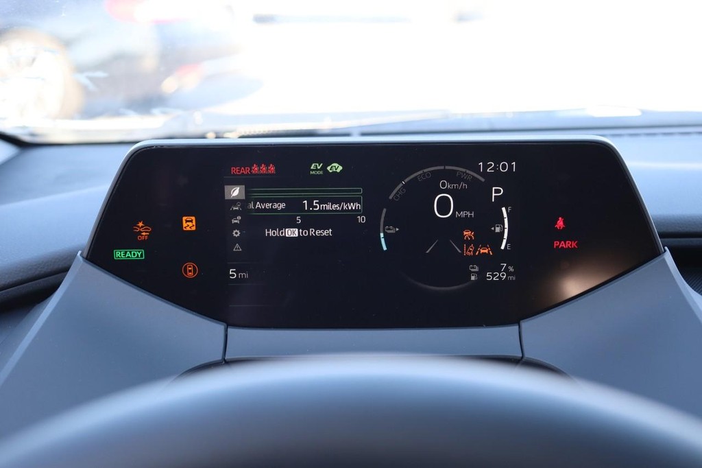 Toyota Prius Plug-In Hybrid Vehicle Full-screen Gallery Image 12