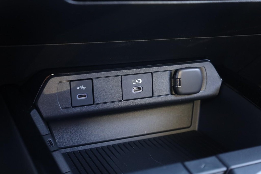 Toyota Prius Plug-In Hybrid Vehicle Full-screen Gallery Image 15