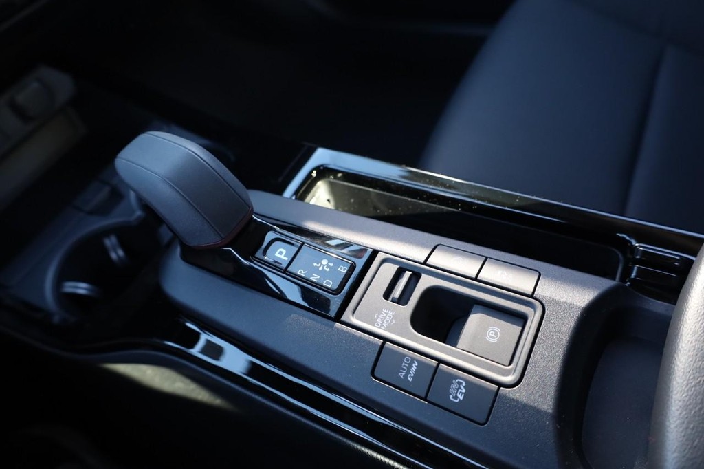 Toyota Prius Plug-In Hybrid Vehicle Full-screen Gallery Image 16