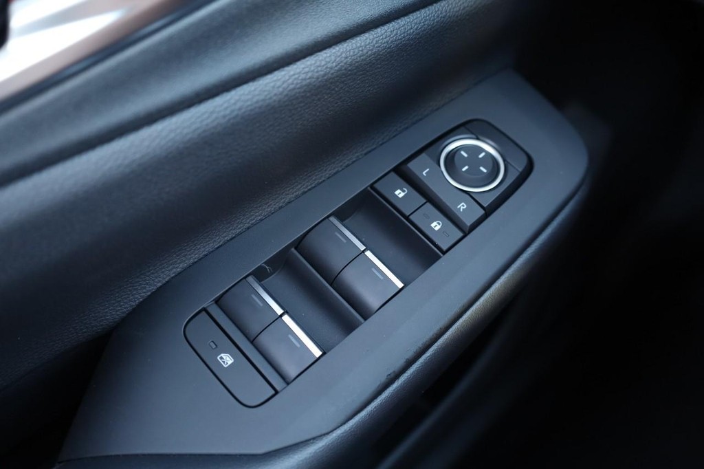 Toyota Prius Plug-In Hybrid Vehicle Full-screen Gallery Image 17