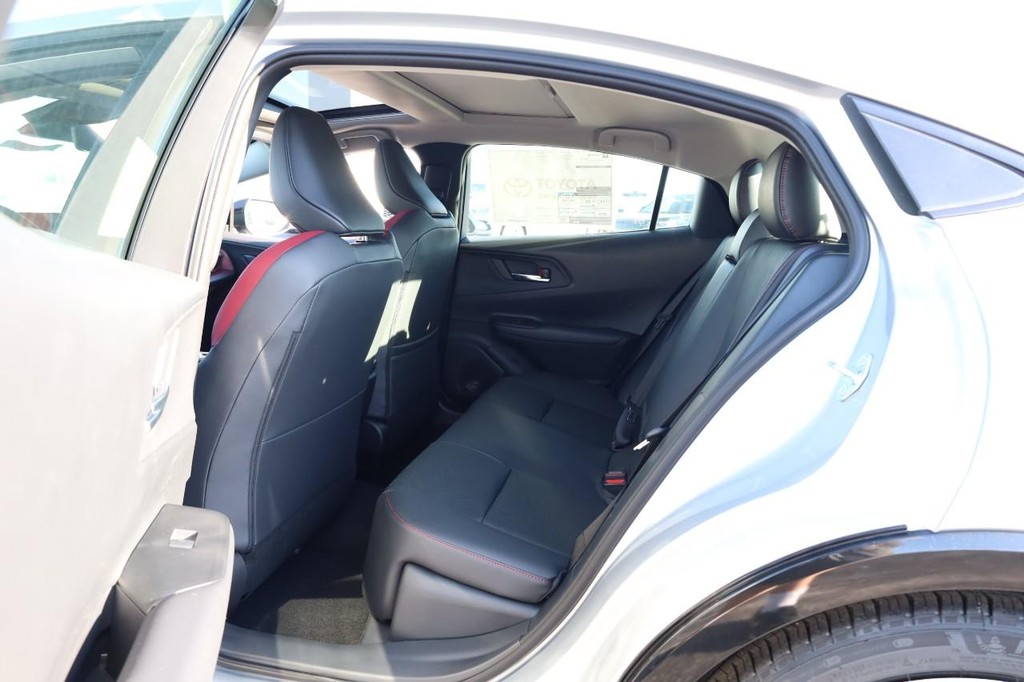 Toyota Prius Plug-In Hybrid Vehicle Full-screen Gallery Image 21