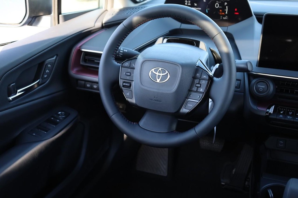 Toyota Prius Plug-In Hybrid Vehicle Full-screen Gallery Image 23
