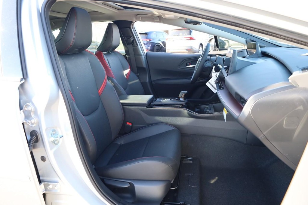 Toyota Prius Plug-In Hybrid Vehicle Full-screen Gallery Image 24