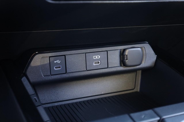 Toyota Prius Plug-In Hybrid Vehicle Image 15