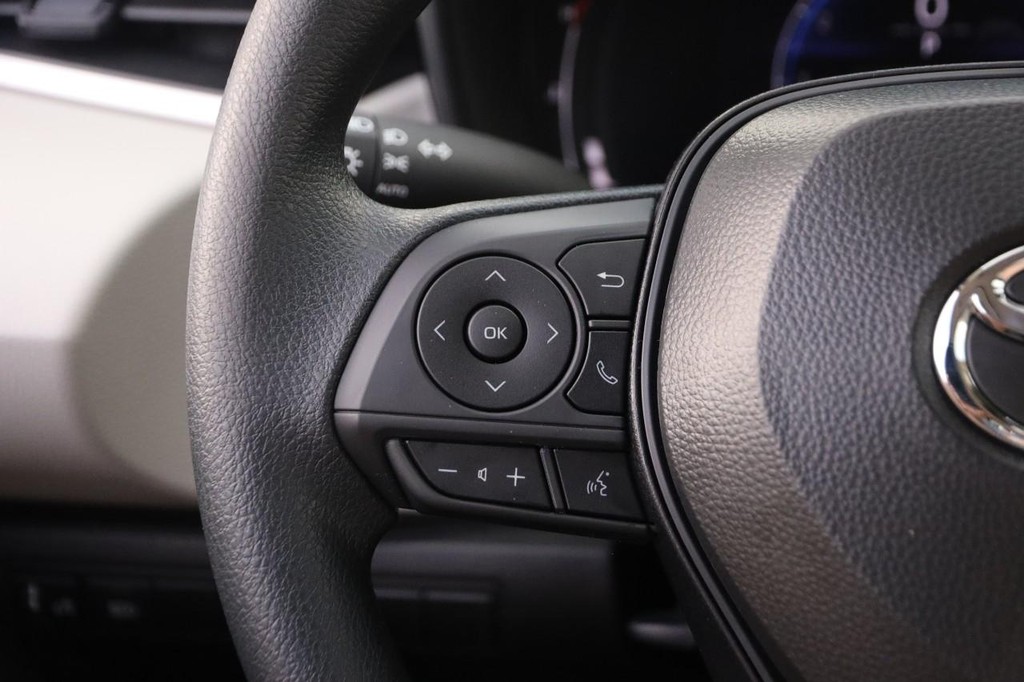 Toyota Corolla Vehicle Full-screen Gallery Image 11