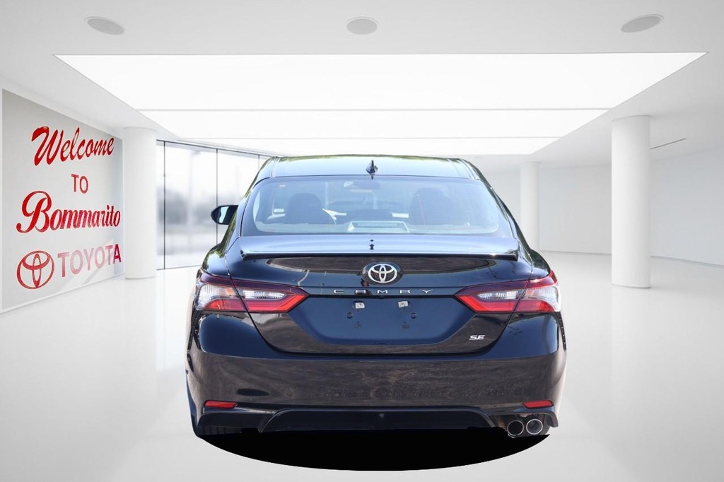 Toyota Camry Vehicle Full-screen Gallery Image 6