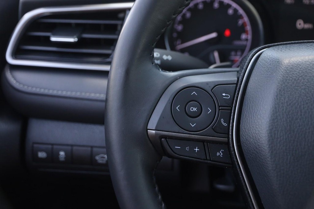 Toyota Camry Vehicle Full-screen Gallery Image 11