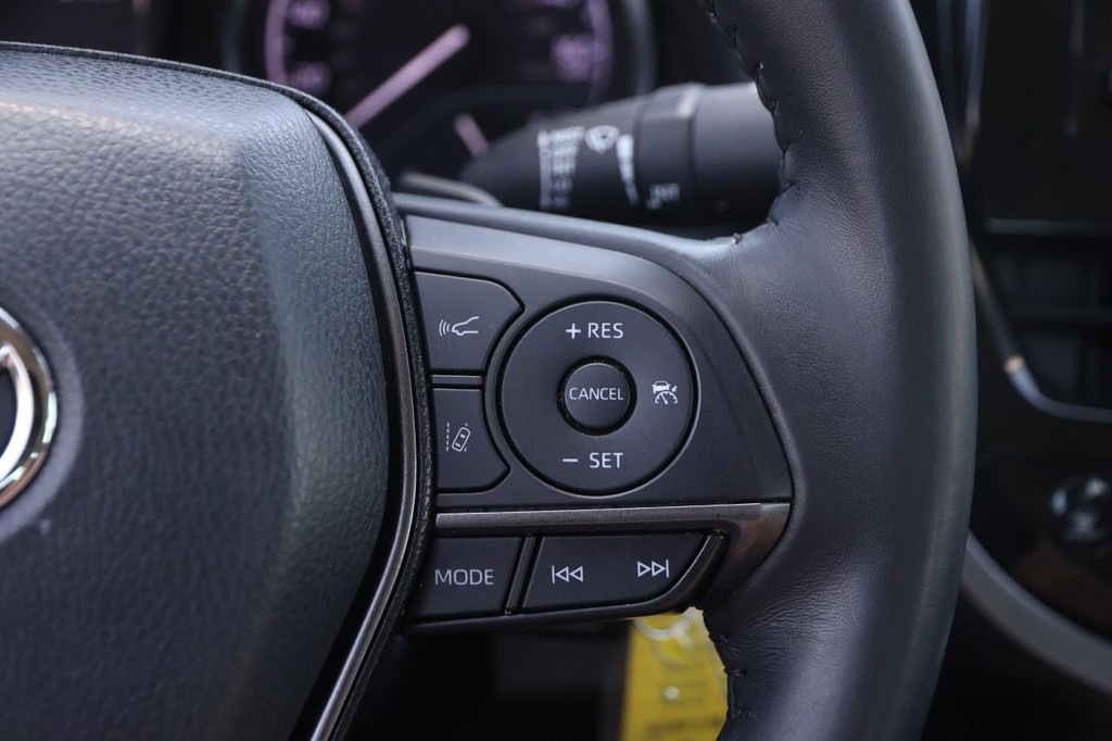 Toyota Camry Vehicle Full-screen Gallery Image 12