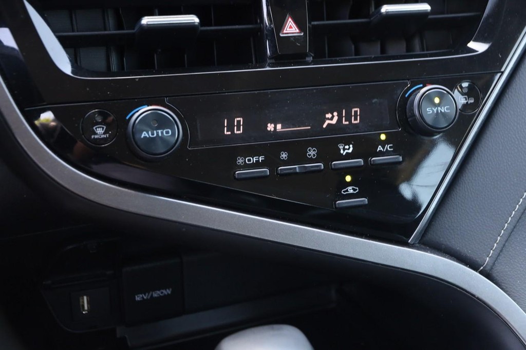 Toyota Camry Vehicle Full-screen Gallery Image 17