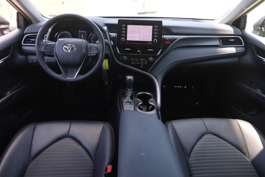 Toyota Camry Vehicle Full-screen Gallery Image 20