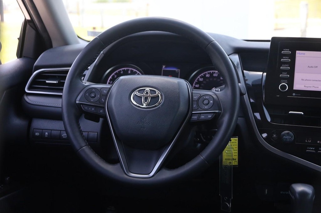 Toyota Camry Vehicle Full-screen Gallery Image 22