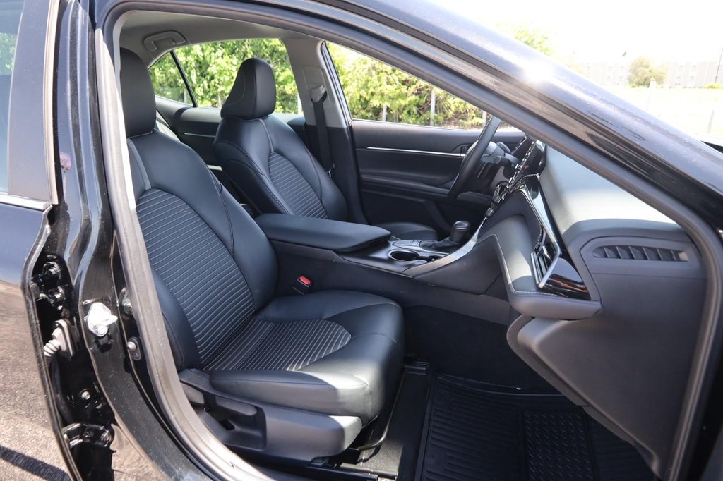 Toyota Camry Vehicle Full-screen Gallery Image 25