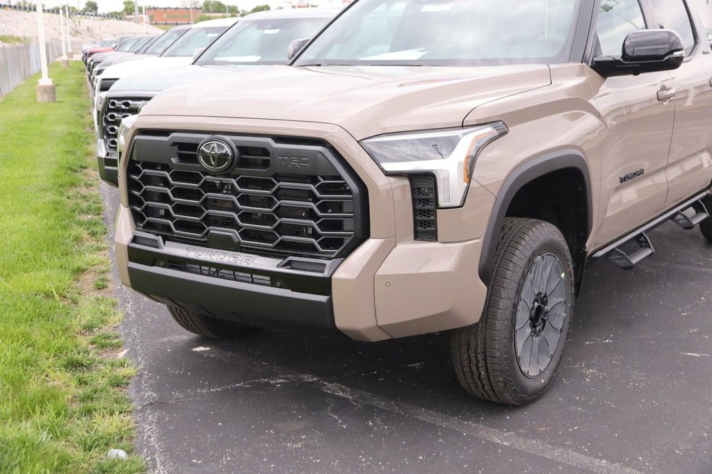 Toyota Tundra 4WD Vehicle Full-screen Gallery Image 5
