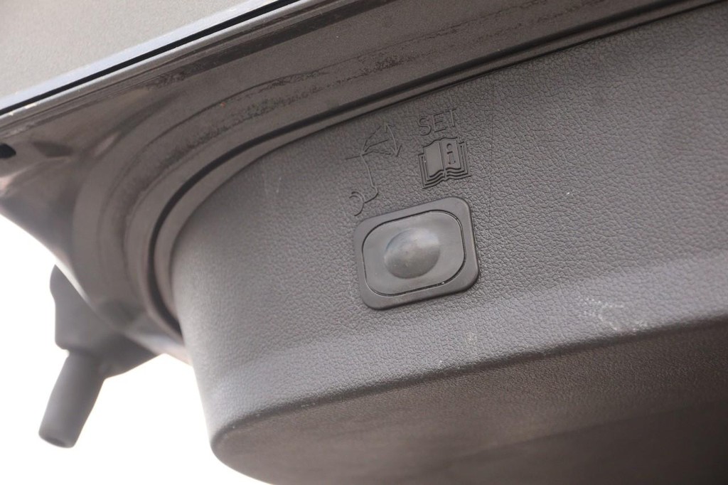 Ford Escape Vehicle Full-screen Gallery Image 08