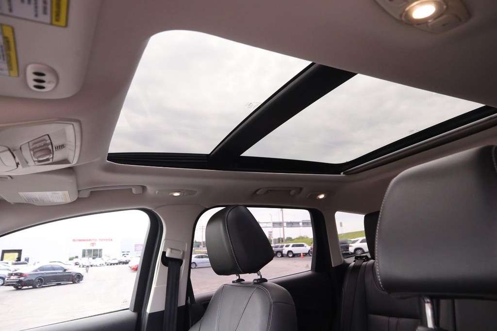Ford Escape Vehicle Full-screen Gallery Image 09
