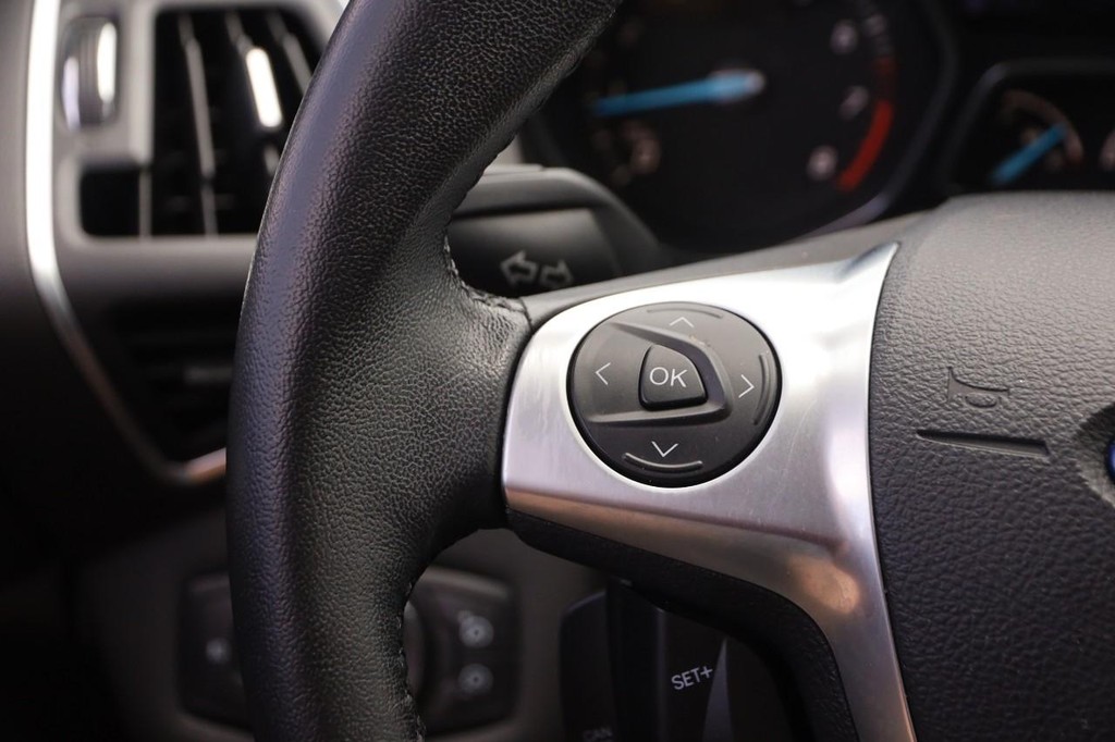 Ford Escape Vehicle Full-screen Gallery Image 13
