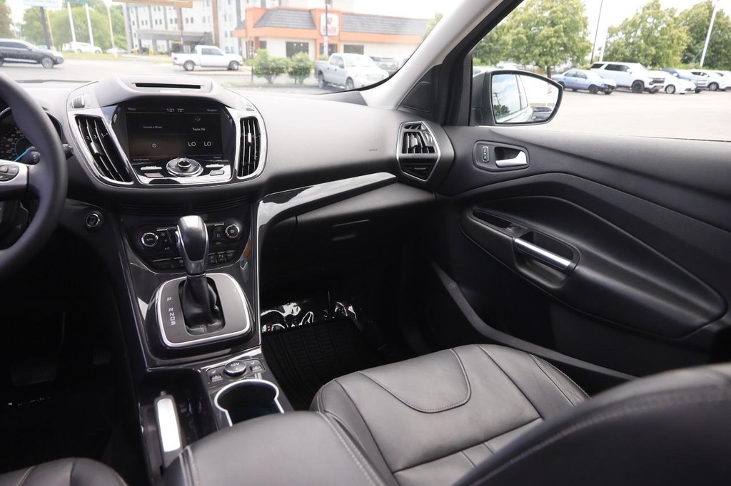 Ford Escape Vehicle Full-screen Gallery Image 26