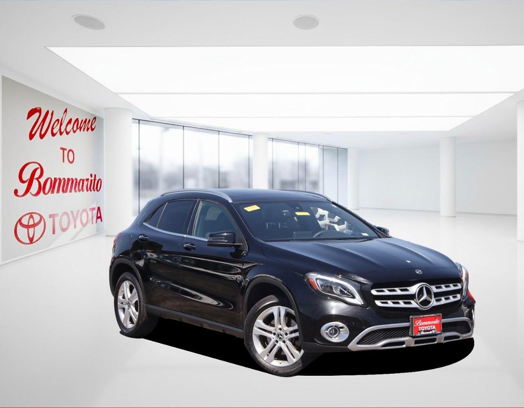 Mercedes-Benz GLA Vehicle Full-screen Gallery Image 2