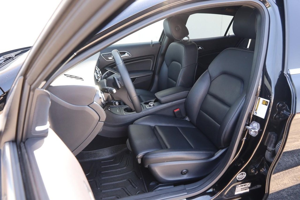 Mercedes-Benz GLA Vehicle Full-screen Gallery Image 8