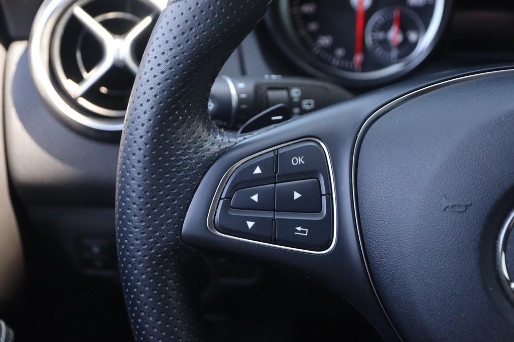 Mercedes-Benz GLA Vehicle Full-screen Gallery Image 11