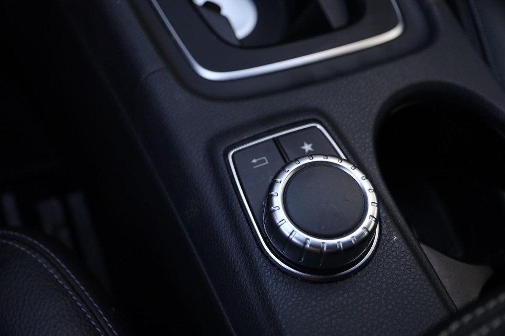 Mercedes-Benz GLA Vehicle Full-screen Gallery Image 19