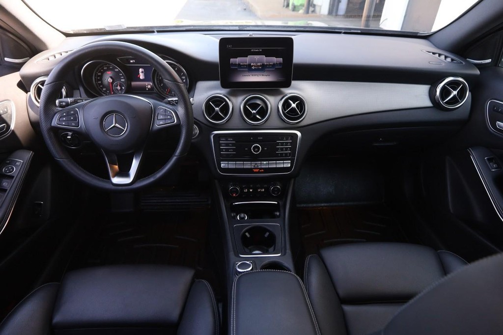 Mercedes-Benz GLA Vehicle Full-screen Gallery Image 22