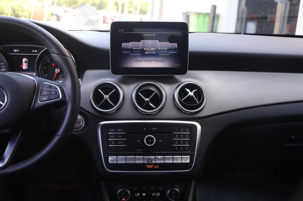 Mercedes-Benz GLA Vehicle Full-screen Gallery Image 25