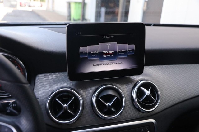 Mercedes-Benz GLA Vehicle Image 15