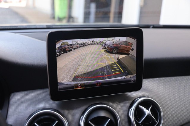 Mercedes-Benz GLA Vehicle Image 16