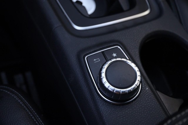 Mercedes-Benz GLA Vehicle Image 19