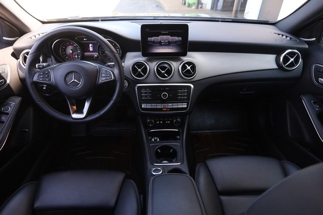 Mercedes-Benz GLA Vehicle Image 22