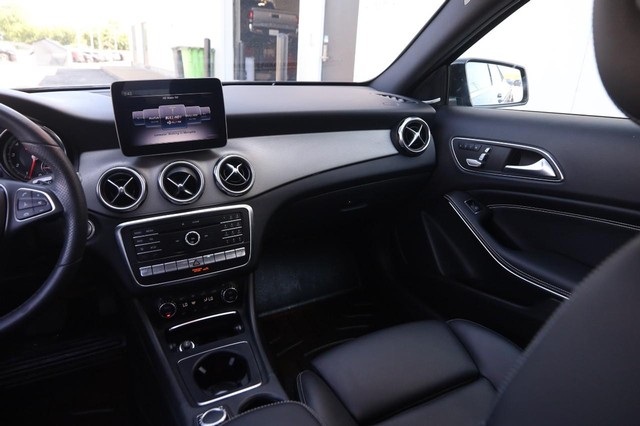 Mercedes-Benz GLA Vehicle Image 26