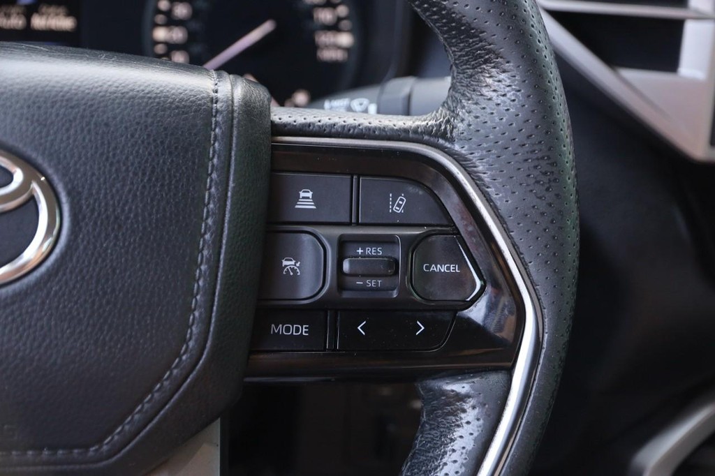Toyota Tundra 4WD Vehicle Full-screen Gallery Image 11