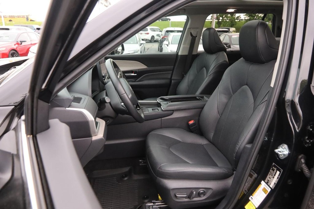 Toyota Grand Highlander Vehicle Full-screen Gallery Image 10