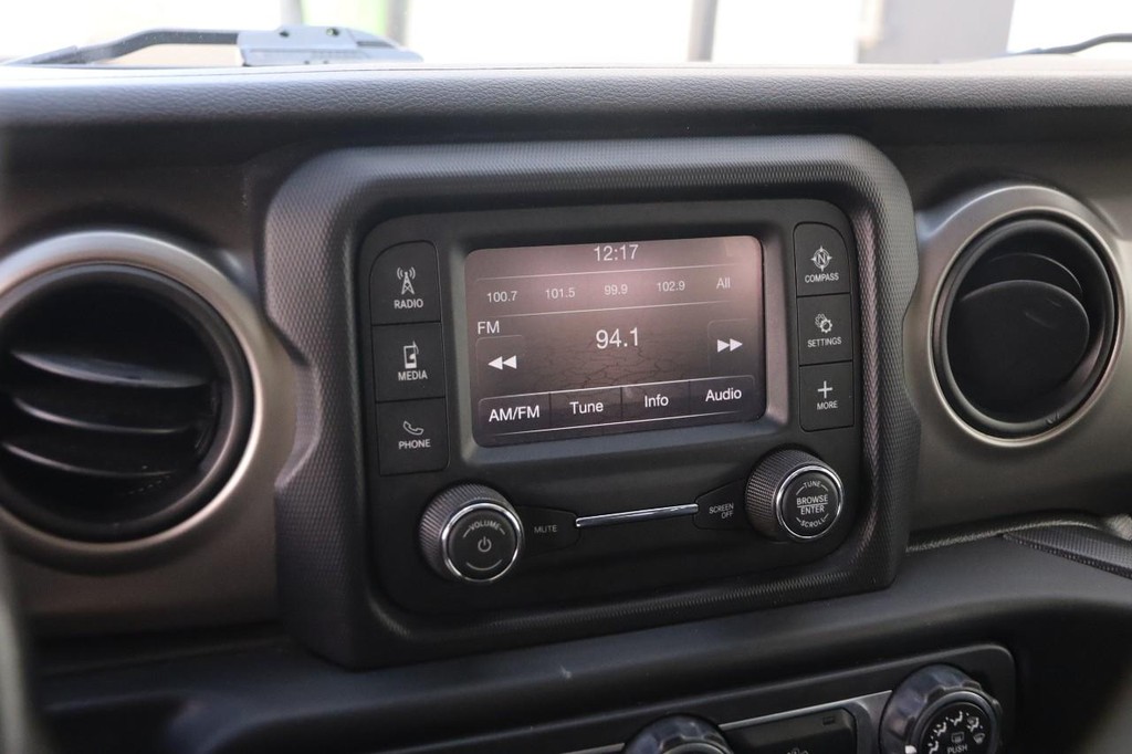 Jeep Wrangler Unlimited Vehicle Full-screen Gallery Image 16