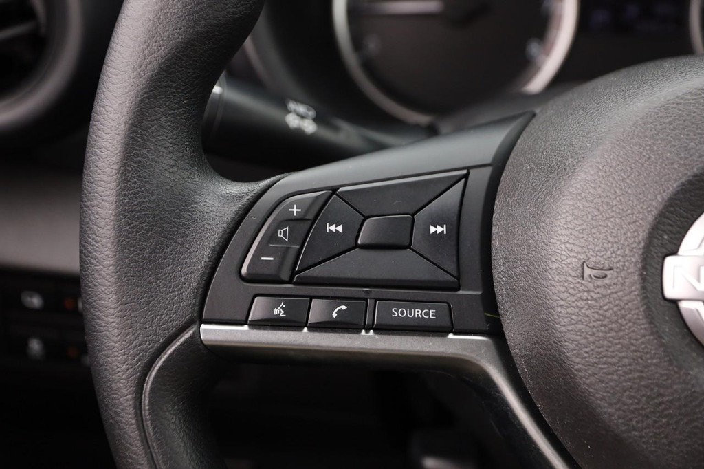 Nissan Kicks Vehicle Full-screen Gallery Image 11