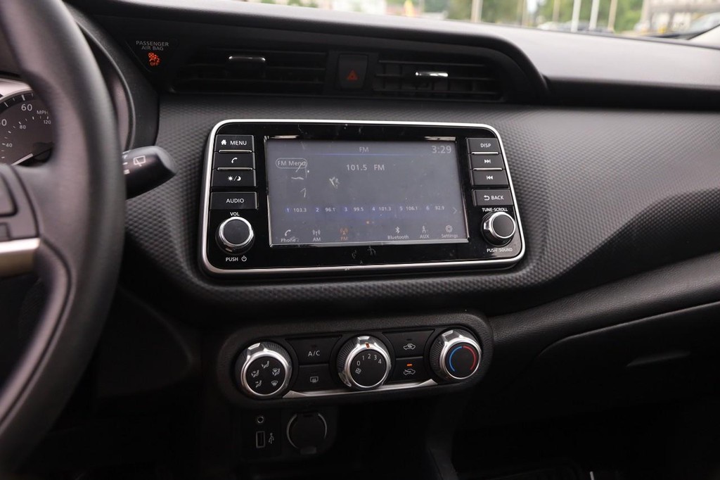 Nissan Kicks Vehicle Full-screen Gallery Image 14