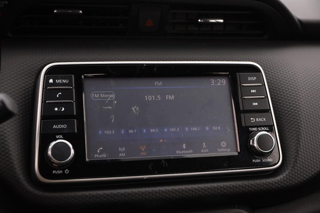 Nissan Kicks Vehicle Full-screen Gallery Image 15