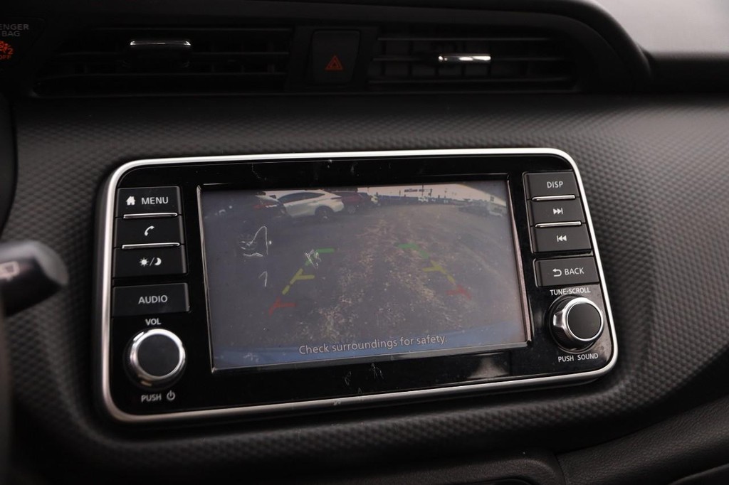 Nissan Kicks Vehicle Full-screen Gallery Image 16