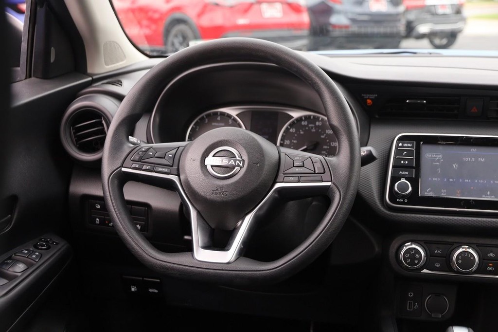 Nissan Kicks Vehicle Full-screen Gallery Image 21