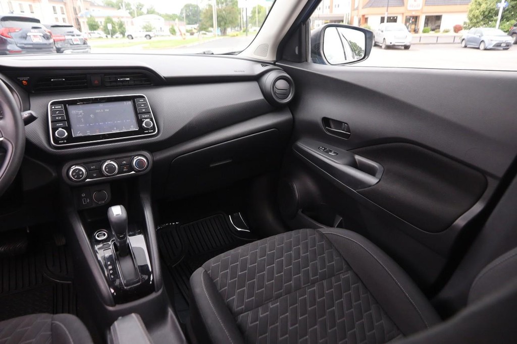 Nissan Kicks Vehicle Full-screen Gallery Image 23