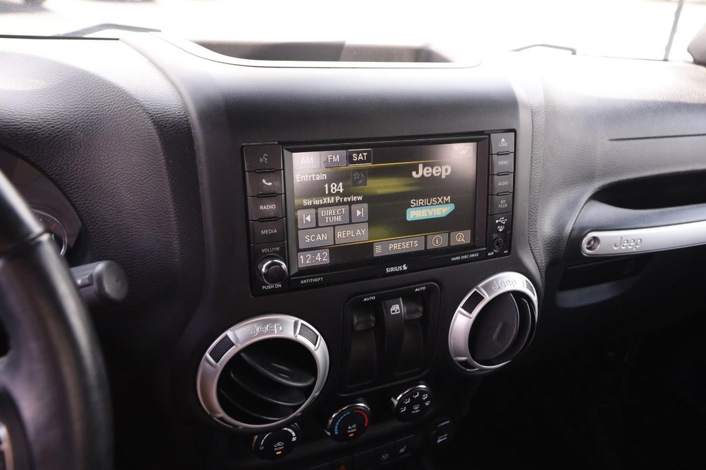 Jeep Wrangler Vehicle Full-screen Gallery Image 13