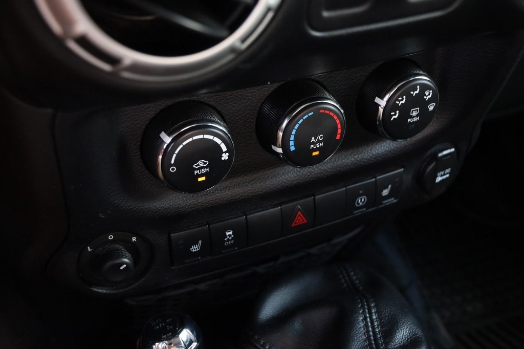 Jeep Wrangler Vehicle Full-screen Gallery Image 14